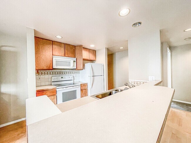 Building Photo - $250 off First Full Months Rent!2 bedroom,...