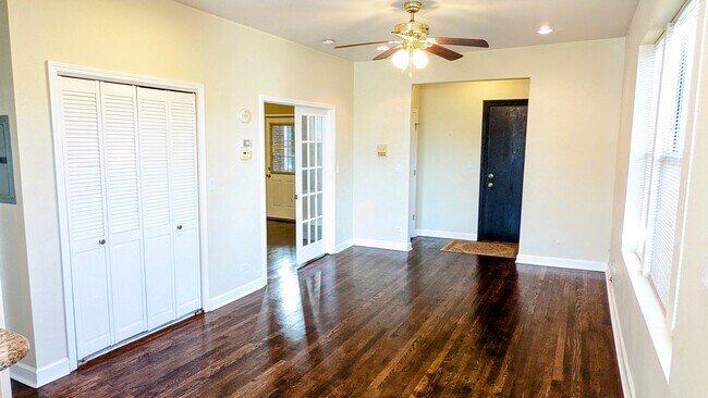 Building Photo - 3313 W Wilson Ave