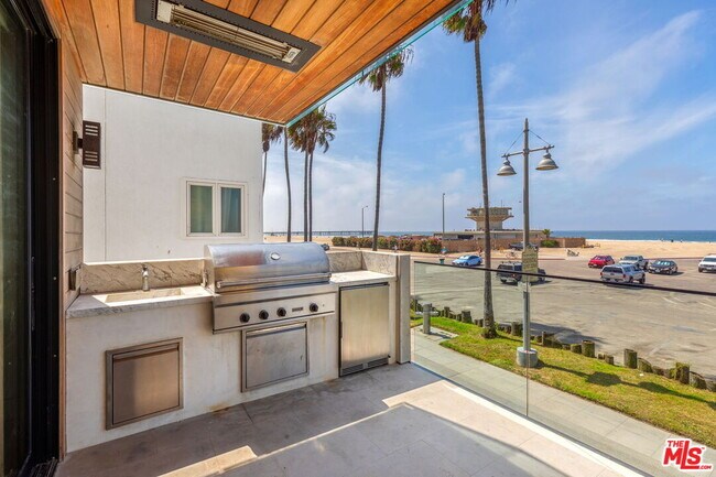 Building Photo - 2205 Ocean Front Walk