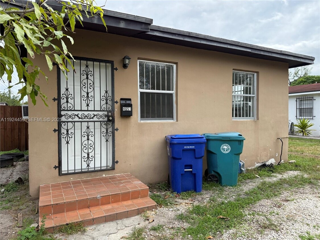 Foto principal - 4651 NW 16th Ave