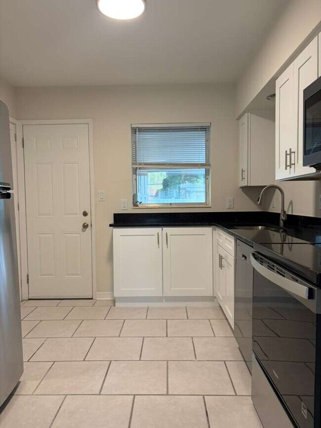 Building Photo - Marina District - 2 Bedroom 1 Bath