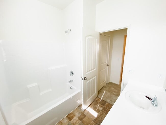 Building Photo - 30436 Town Square Dr