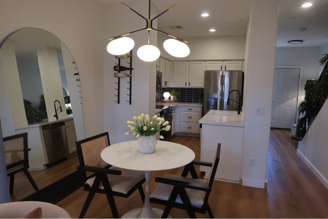 Building Photo - 525 N Miller Rd