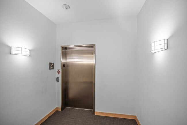 Foto del edificio - Modern 1-Bed 1.5-Bath + Den Condo in Minne...