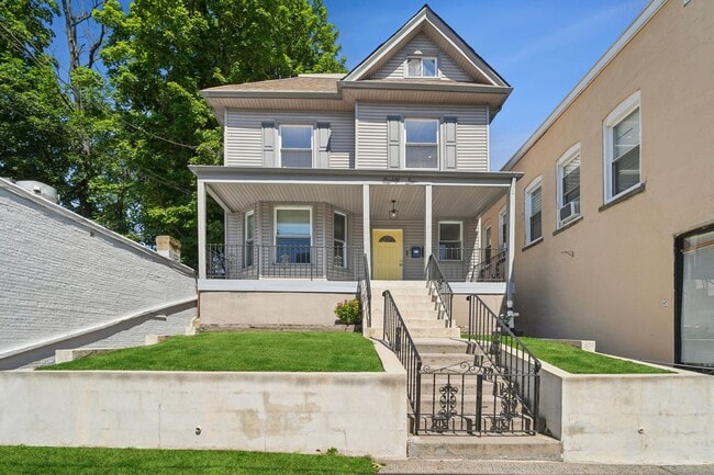 Building Photo - 86 Maple Ave