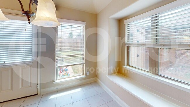 Building Photo - 1705 Fair Oaks Ln
