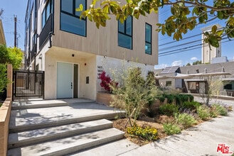 Building Photo - 1411 S Doheny Dr