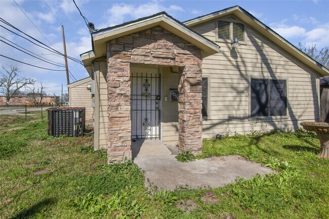 Building Photo - 4401 Elmwood St