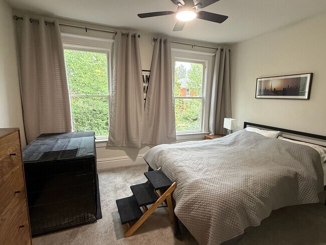 Foto del edificio - Remodeled 2 Bed / 2 Bath ½ Townhome | Private Rooftop Patio + Detached Garage |  Available Early ...