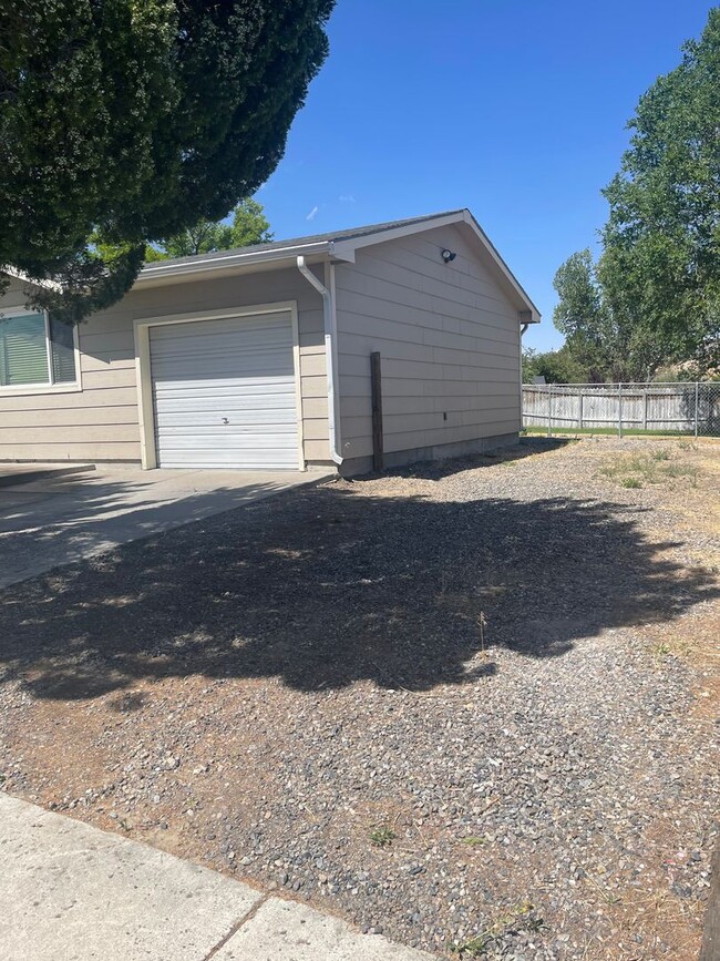 Building Photo - Well maintained 3 bedroom 2 bathroom, 1 ca...