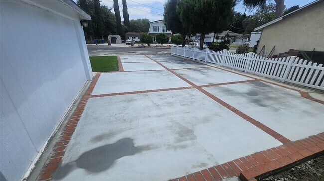 Foto del edificio - 5651 Radford Ave