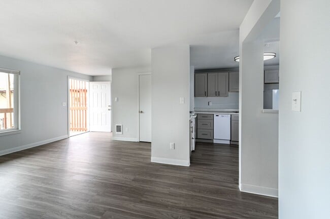 Foto del edificio - First Floor 1 Bedroom Newly Remodeled Apartment with Off-Street Parking and On-site Laundry