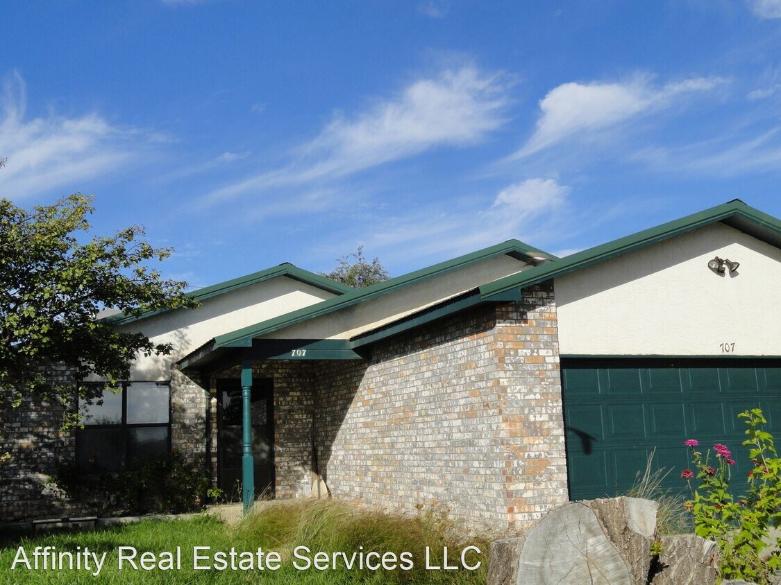 Foto principal - 3 br, 2 bath House - 707 N 11th