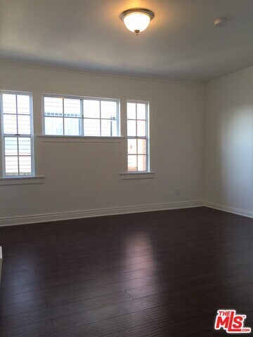 Building Photo - 2952 1/2 Normandie Ave