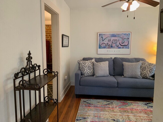 Front hall looking into living area - 4036 Saint Charles Ave