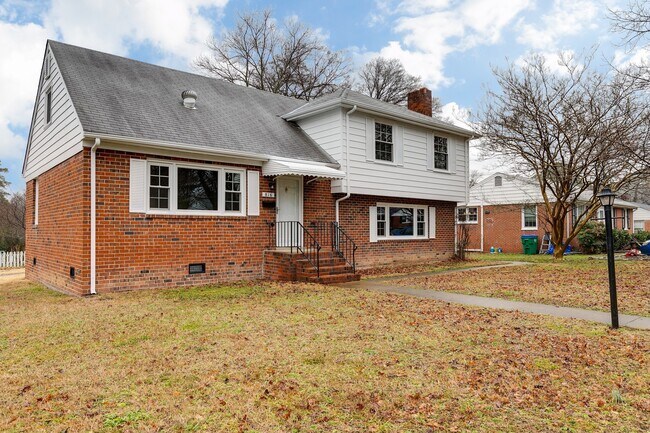 Building Photo - Large 4 Bedroom Tri-Level Home in the West...