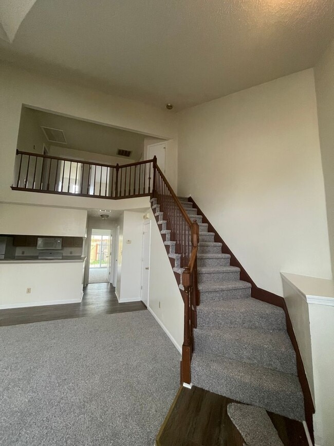 Building Photo - SPACIOUS 3 BDRM., 2 BTH TOWNHOUSE W/LOFT