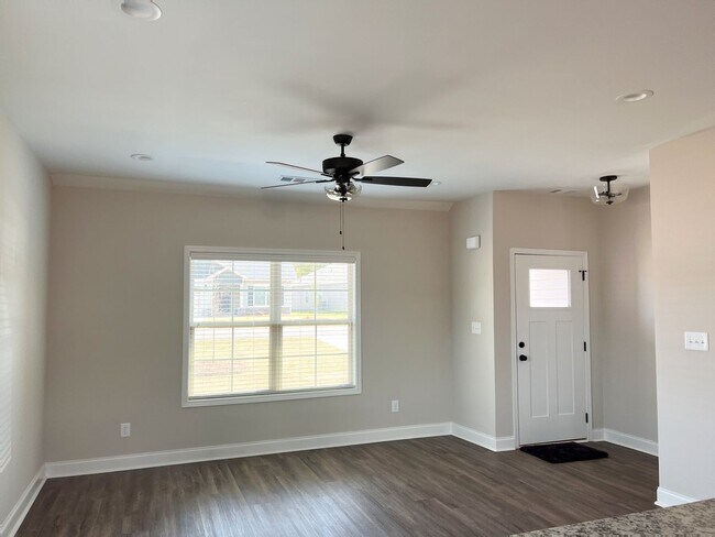 Foto del edificio - Beautiful 4BD/2BA Home with Open Floor Pla...