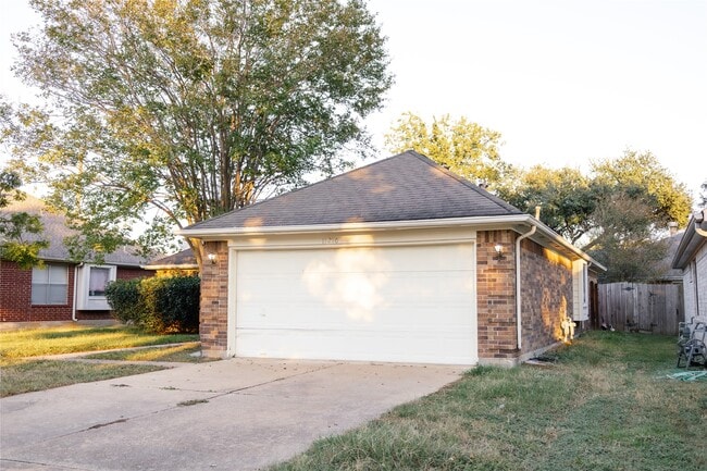 Foto del edificio - 11210 Fall Breeze Dr