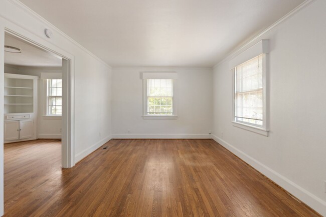 Building Photo - Walk to the Beach - Single Family Home on ...