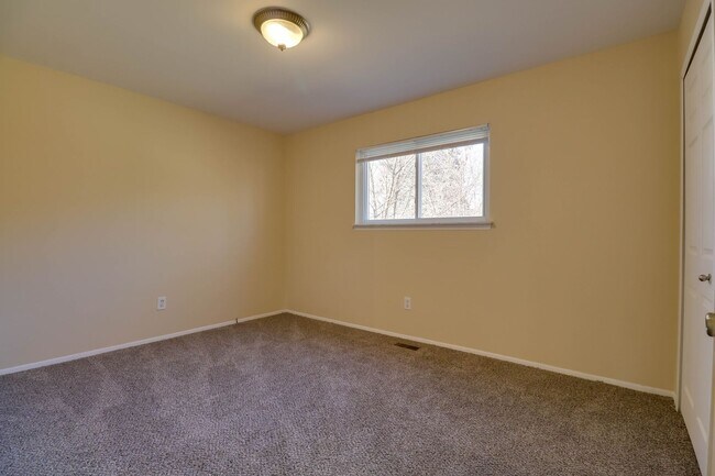 Foto del edificio - Sterling Heights brick ranch with 3 bedroo...