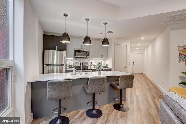 Foto del edificio - 3029 W Glenwood Ave