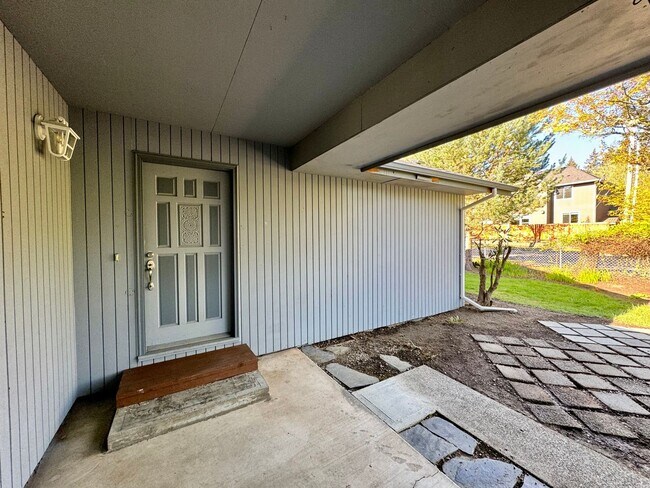 Building Photo - HUGE FENCED YARD!! Updated 3 Bed, 1 Bath H...