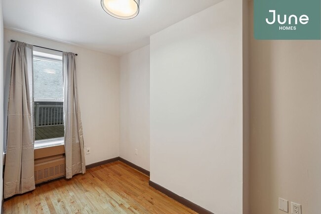Building Photo - Twin room in 3-bed/1.0-bath Home