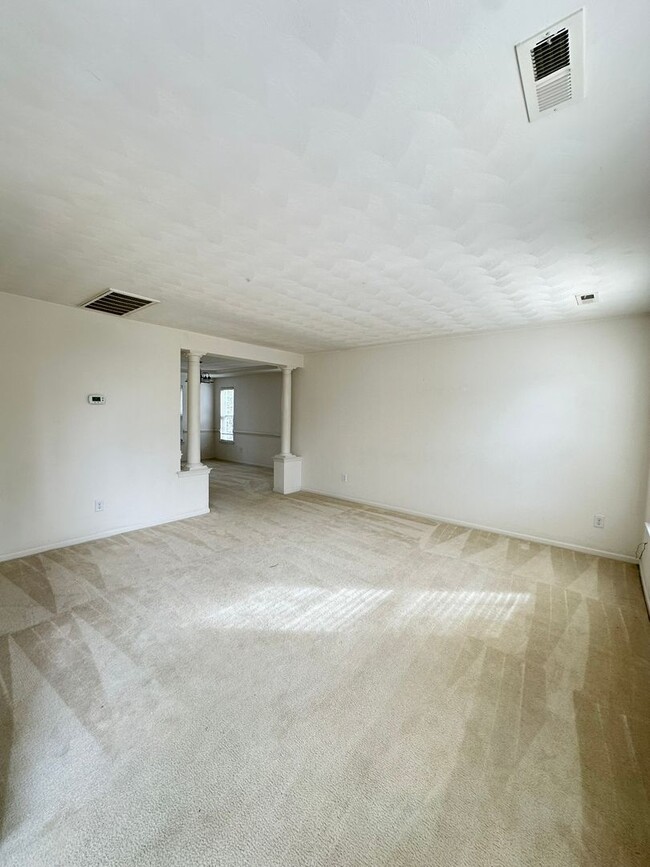 Building Photo - 3 BED 2.5BA SINGLE FAMILY HOME