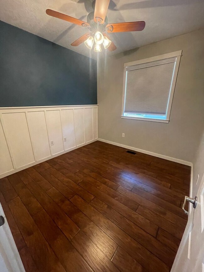 Foto del edificio - Convieniently located charming home with m...
