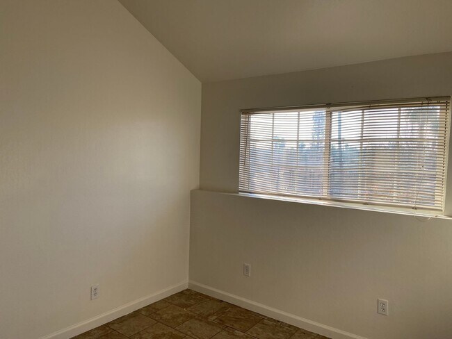 Foto del edificio - Large three bedroom apartment!