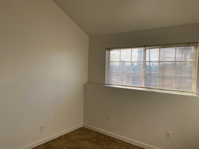Building Photo - Large three bedroom apartment!