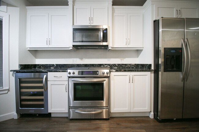 Foto del edificio - 2 Bedroom, 2.5 Bath Walking Distance From ...