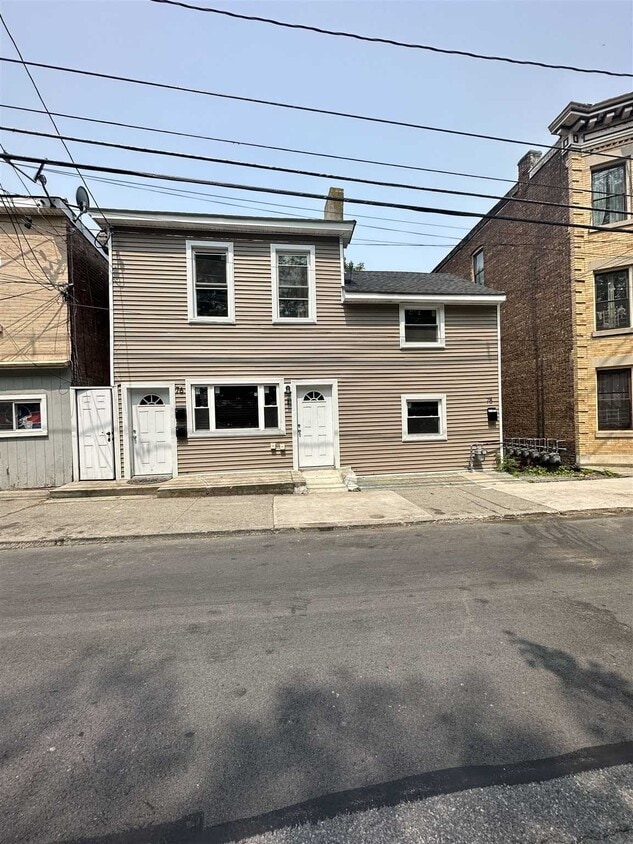 78 N Bridge St Unit 1, Poughkeepsie, NY 12601 Room for Rent in
