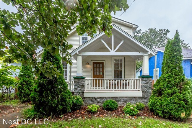 Building Photo - 3 br, 4 bath House - 2223 Perry St NE