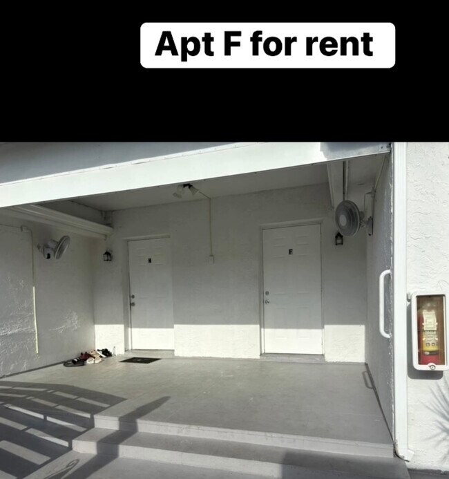 Shared patio - 209 NW 28th Ave
