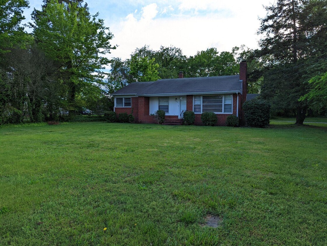 Primary Photo - 3 bedroom ranch style home in the heart of...