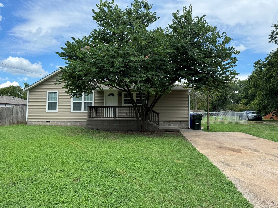 Foto principal - 2 bed with 1 bath home for rent in Norman....