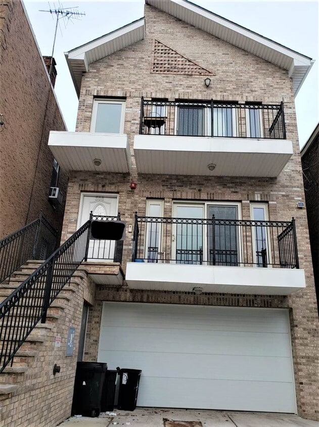 Primary Photo - 308 18th St