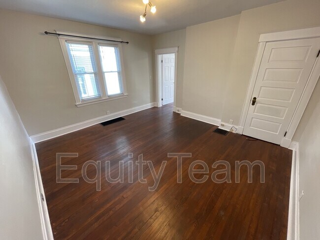 Building Photo - 3549 Vista Ave
