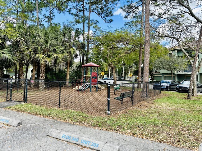 Building Photo - 340 Crestwood Cir