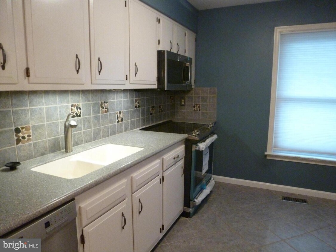 Primary Photo - 704 Allenview Dr