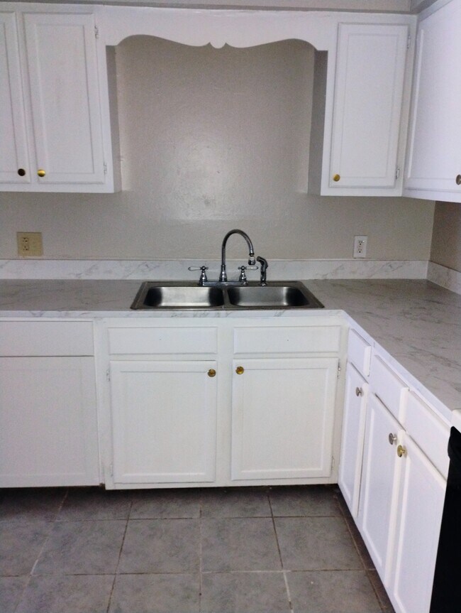 Foto del edificio - 1714 Cedar Lake Dr