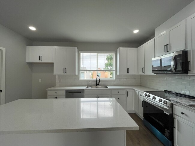 Foto del edificio - Luxury Living with Granite Counters & Stai...