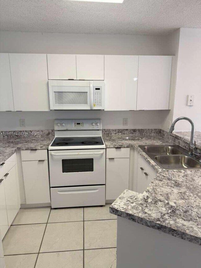 Foto del edificio - 8710 N Sherman Cir