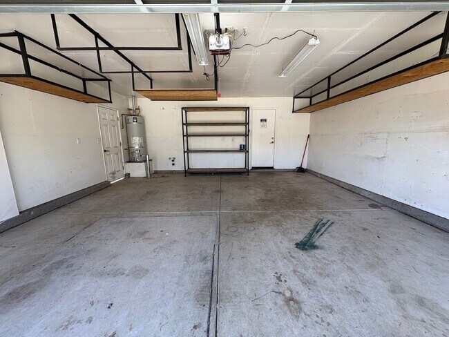 Building Photo - NE Visalia Home Available Now!
