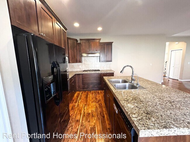 Building Photo - 4 br, 2.5 bath House - 9419 NW Ember Lane