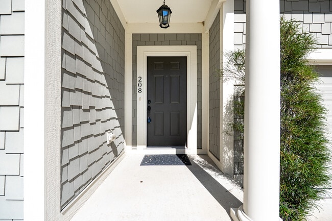 Building Photo - 208 Pointe Oakwood Way