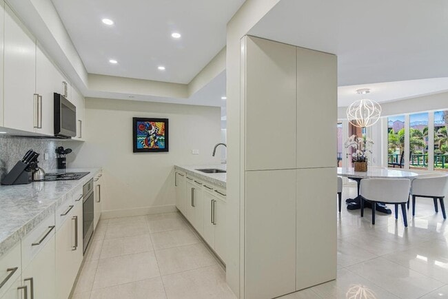 Photo - 100 SE 5th Ave Apartment