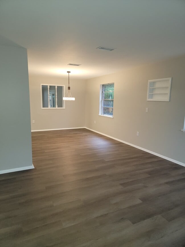 Building Photo - 2610 Demaret Dr